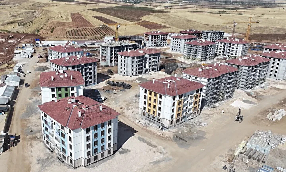 Kontratta belirlenen sürecin dolmasının ardından evler, gerekli bakımlar yapıldıktan sonra tekrar kriterlere uygun olan ve kurayla belirlenen hak sahiplerine kiralanabilecek.<br><br>Afet riski ve güvenli konut ihtiyacı, fahiş konut ve kira tutarlarına karşı hayata geçirilecek bu sistemle, İstanbul'da yaşayanların uygun ücretli kiralık dairelere erişebilmesi sağlanacak.