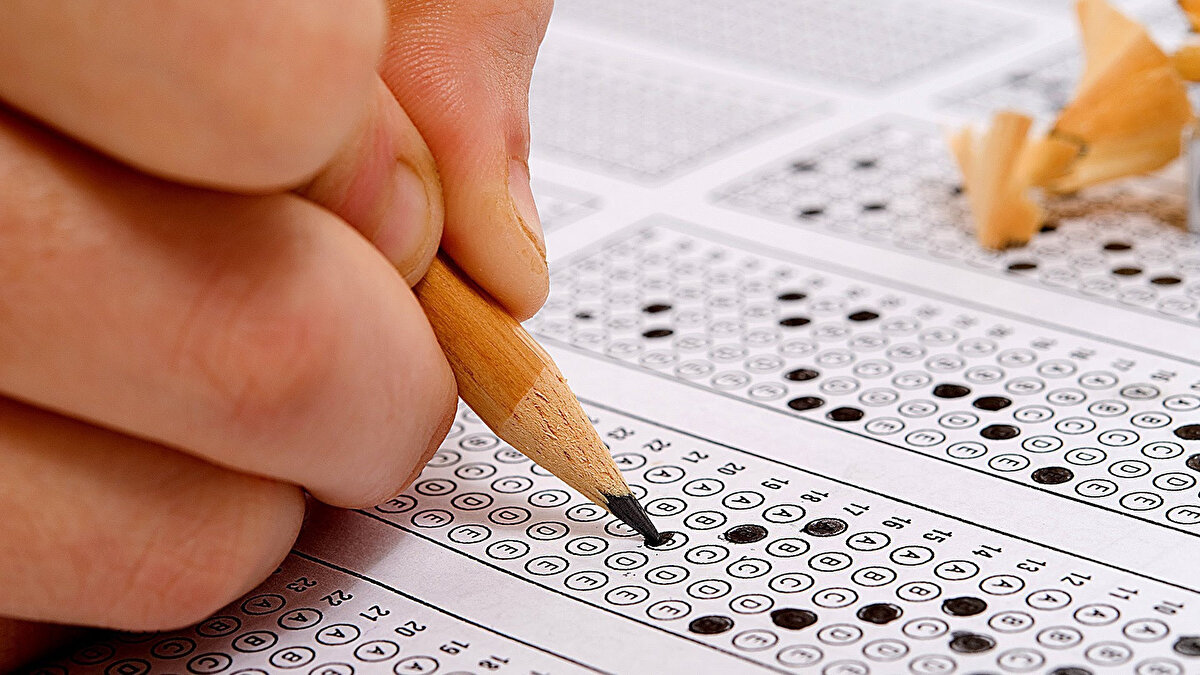 Ek yerleştirme süreci nasıl işliyor?<br><br>Ek yerleştirme, merkezi yerleştirmede boş kalan kontenjanlara yerleşemeyen veya hiç tercih yapmayan adayların başvurabildiği bir süreçtir. Ek tercihlerin ardından sonuçlar açıklanacak ve adaylar üniversitelerin belirlediği tarihlerde ek kayıt işlemlerini gerçekleştirebilecek.