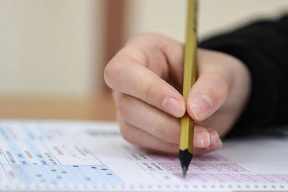 YKS ek tercih süreci sona erdi<br><br>ÖSYM tarafından belirlenen tarihlerde, 25-30 Eylül 2025 arasında adaylar boş kontenjanlar için tercihlerini gerçekleştirdi. Ek yerleştirme sonuçlarının açıklanmasının ardından üniversitelerde ek kayıt dönemi başlayacak. Peki, YKS ek yerleştirme sonuçları ne zaman açıklanacak?