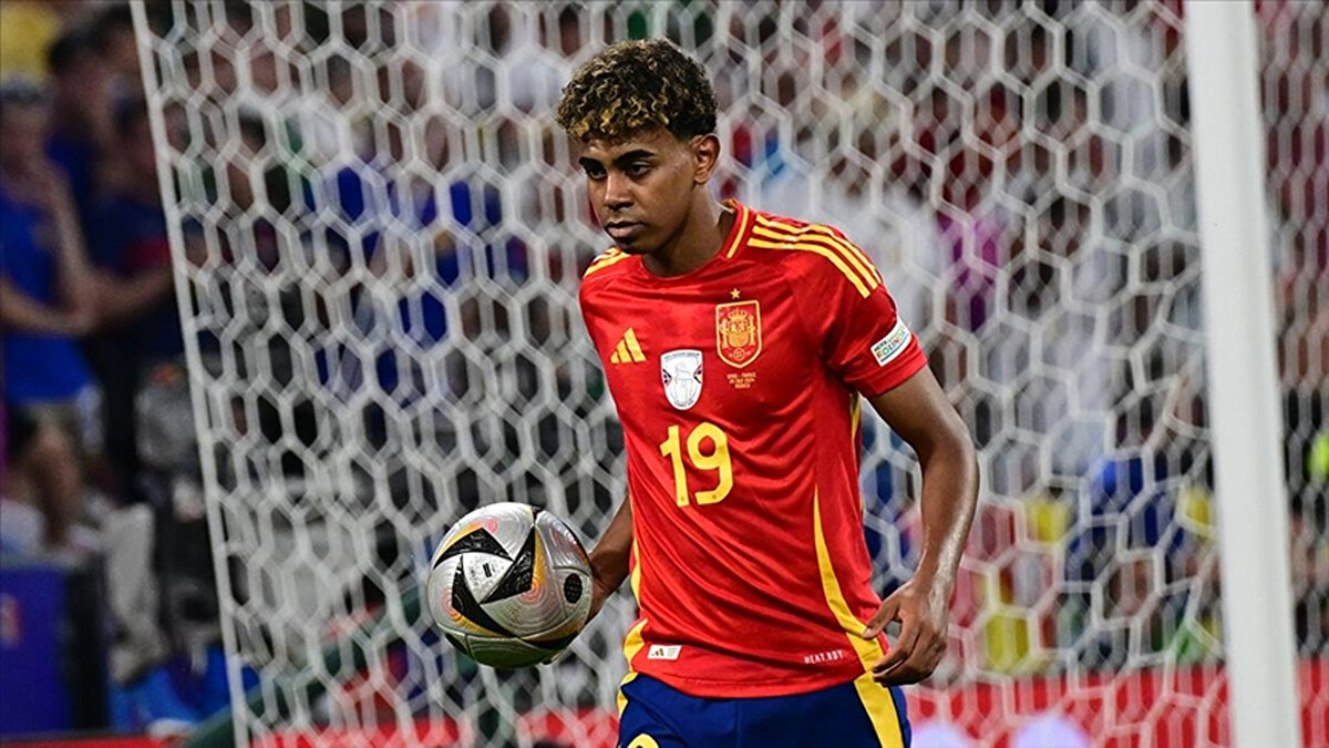 İspanya Milli Takımı Teknik Direktörü Luis de la Fuente, Yamal’ı Gürcistan ve Bulgaristan’a karşı oynanacak Dünya Kupası eleme maçları için kadroya çağırmıştı. <br><br>Ancak sakatlık nedeniyle genç oyuncunun milli takım forması giymesi artık mümkün görünmüyor.