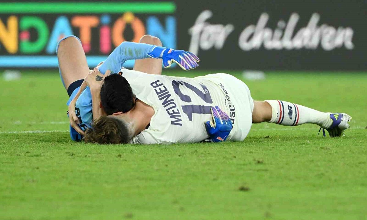 BERKE ÖZER 3. PENALTIYI DA KURTARDI<br><br>Roma'da bu sefer topun başına Soule geçti. Berke Özer, Soule'nin penaltısını da kurtararak eşi benzeri görülmemiş bir olaya imza attı ve takımına 3 puanı getiren isim oldu. 