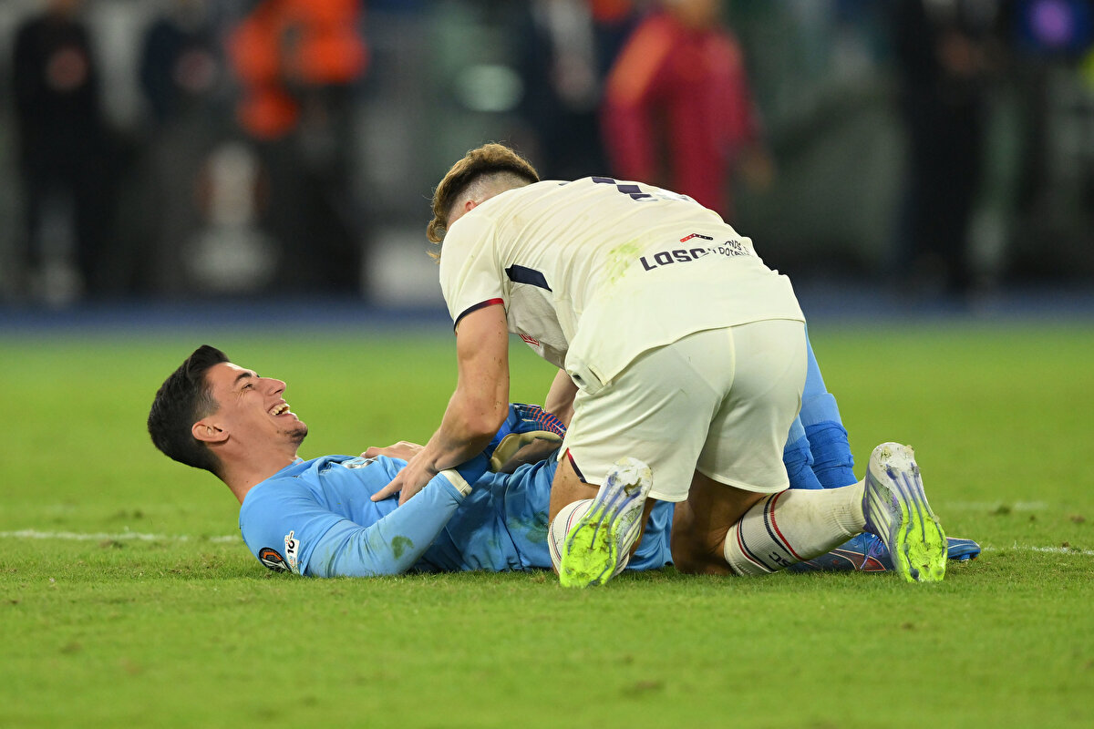 BERKE ÖZER TARİHE GEÇTİ<br><br>Maçın en çok konuşulan ismi, milli kalecimiz Berke Özer oldu. 