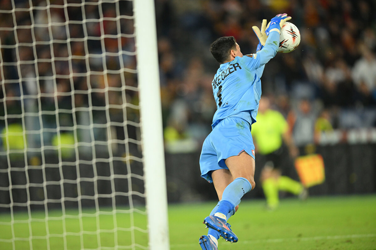 BERKE BİR KEZ DAHA KURTARDI<br><br>Tekrar edilen penaltıyı da kurtaran Berke Özer'in sevinci yarım kaldı. Hakem, kalecinin yine ayaklarının çizgide olmadığı gerekçesiyle penaltıyı bir kez daha tekrarladı. 