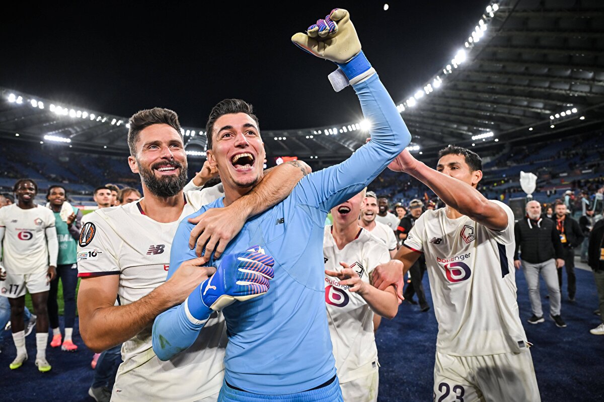 MİLLİ OYUNCULARIMIZ İLK 11!DE<br><br>Milli oyuncularımız Zeki Çelik ve Berke Özer takımlarının ilk 11'inde sahada yer aldı. 