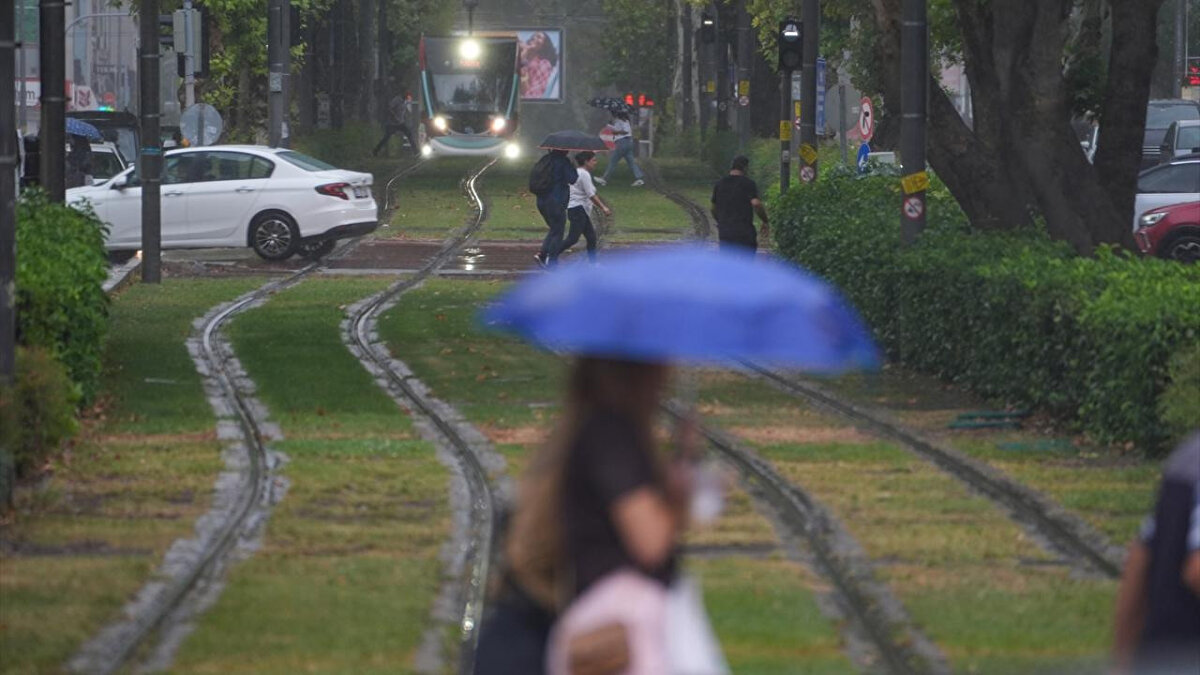 EGE<br>Çok bulutlu, güney ve batısında yerel kuvvetli olmak üzere, aralıklı sağanak ve gök gürültülü sağanak yağışlı geçeceği tahmin ediliyor. Yağışların Muğla kıyılarında çok kuvvetli ve yer yer şiddetli olması bekleniyor. Rüzgârın bölge genelinde güneyli yönlerden yer yer kuvvetli (40-60 km/sa) esmesi bekleniyor.<br><br>A.KARAHİSAR °C, 21°C<br>Çok bulutlu, öğle saatlerinden sonra aralıklı sağanak ve gök gürültülü sağanak yağışlı<br><br>DENİZLİ °C, 24°C<br>Çok bulutlu, öğle saatlerinde yer yer kuvvetli olmak üzere, aralıklı sağanak ve gök gürültülü sağanak yağışlı<br><br>İZMİR °C, 23°C<br>Çok bulutlu, sabah saatlerinde yer yer kuvvetli olmak üzere, aralıklı sağanak ve gök gürültülü sağanak yağışlı<br><br>MUĞLA °C, 19°C<br>Çok bulutlu, il genelinde kuvvetli, kıyı kesimlerinde çok kuvvetli ve yer yer şiddetli olmak üzere aralıklı sağanak ve gök gürültülü sağanak yağışlı