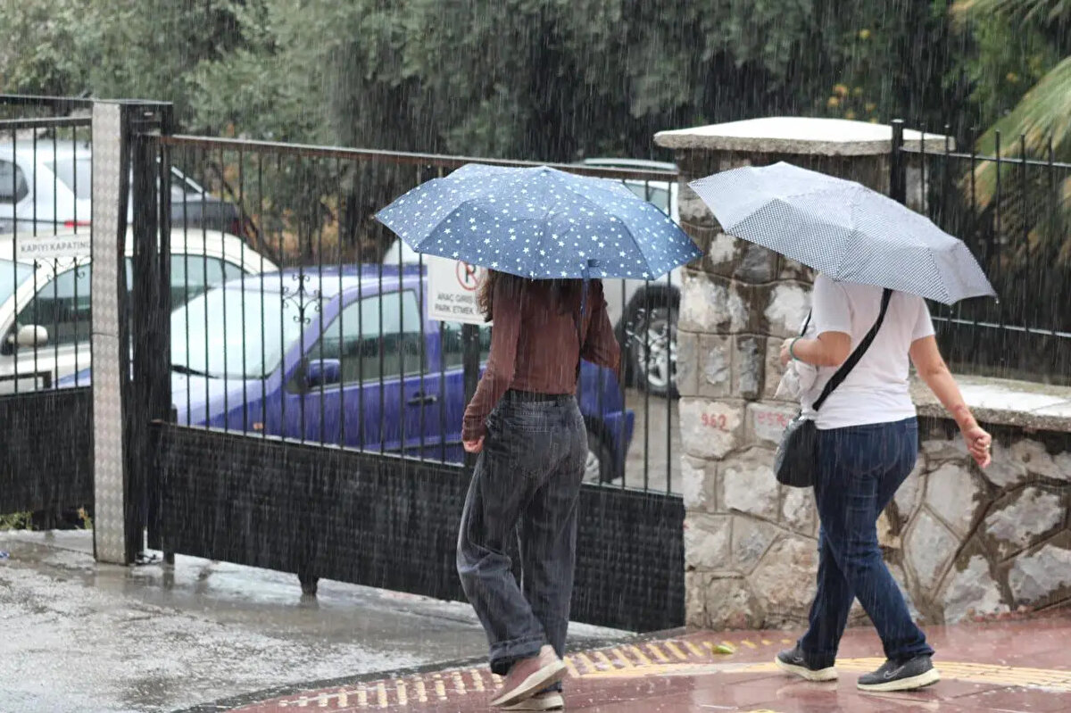 AKDENİZ<br>Parçalı ve az bulutlu, batısının yer yer çok bulutlu, Batı Akdeniz'in aralıklı sağanak ve gök gürültülü sağanak yağışlı geçeceği tahmin ediliyor. Rüzgârın, bölgenin iç kesimlerinde güneyli yönlerden yer yer kuvvetli (40-60 km/sa) esmesi bekleniyor.<br><br>ADANA °C, 32°C<br>Az bulutlu<br><br>ANTALYA °C, 27°C<br>Çok bulutlu, aralıklı sağanak ve gök gürültülü sağanak yağışlı<br><br>BURDUR °C, 21°C<br>Çok bulutlu, aralıklı sağanak ve gök gürültülü sağanak yağışlı<br><br>HATAY °C, 32°C<br>Az bulutlu
