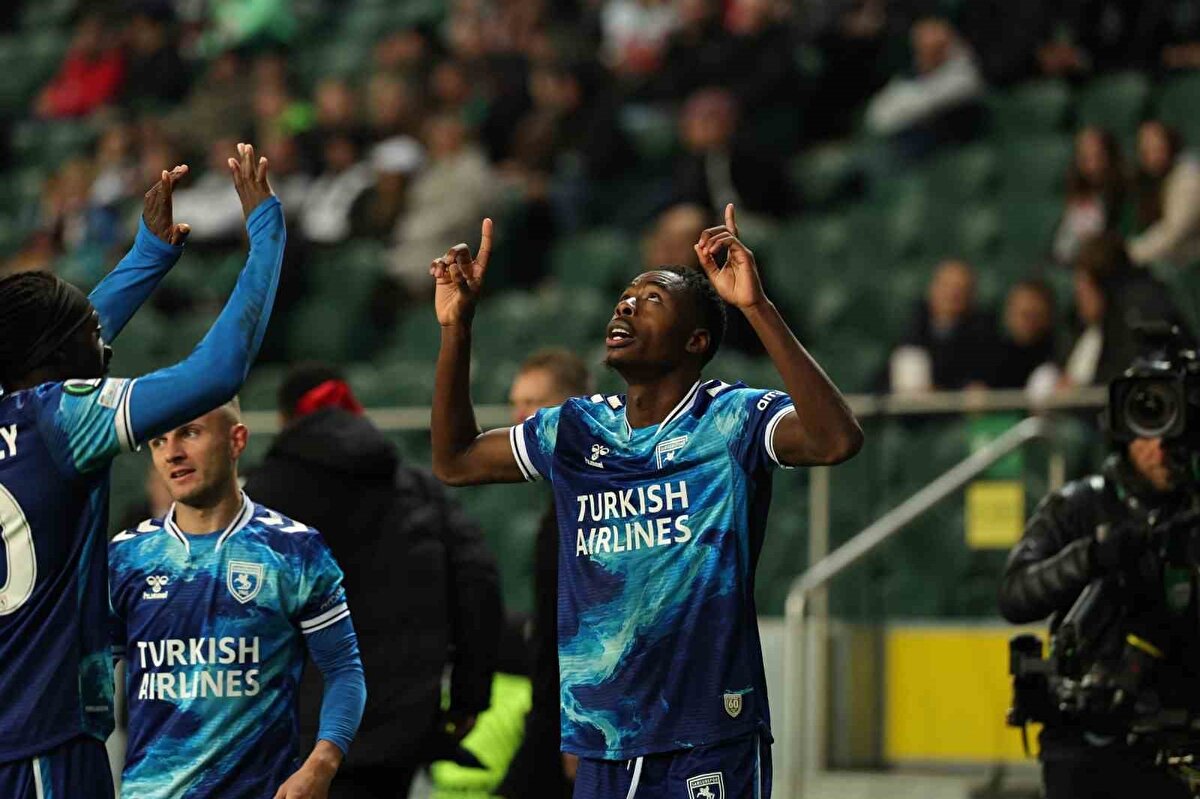 SAMSUNSPOR'DAN ÖNEMLİ GALİBİYET<br><br>Konferans Ligi'ndeki temsilcimiz Samsunspor, zorlu deplasmanda Polonya ekibi Legia Varşova'yı Musaba'nın golüyle 1-0 mağlup ederek önemli bir işe imza attı. 