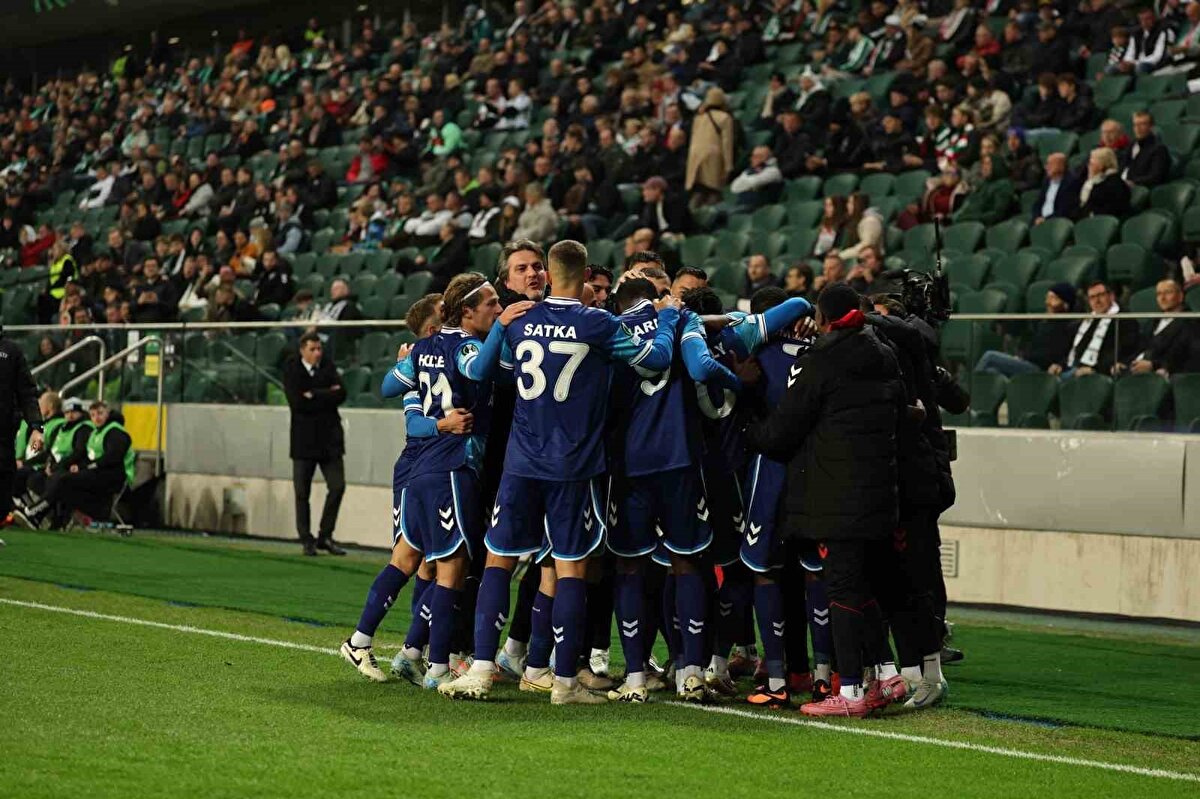 ZEKİ YAVRU: "3'TE 3 YAPMANIN GURURUNU YAŞIYORUZ"<br><br>Zeki Yavru: "Galatasaray kazandı. Fenerbahçe'nin galibiyet haberini de aldık. Çok mutlu olduk. Bu hafta Avrupa'da 3'te 3 yapmanın gururunu yaşıyoruz. Türk futbolunun Avrupa'da puanlara ihtiyacı var. En büyük mutluluğumuz Türk futboluna biraz da olsun katkı sağlayabilmek."