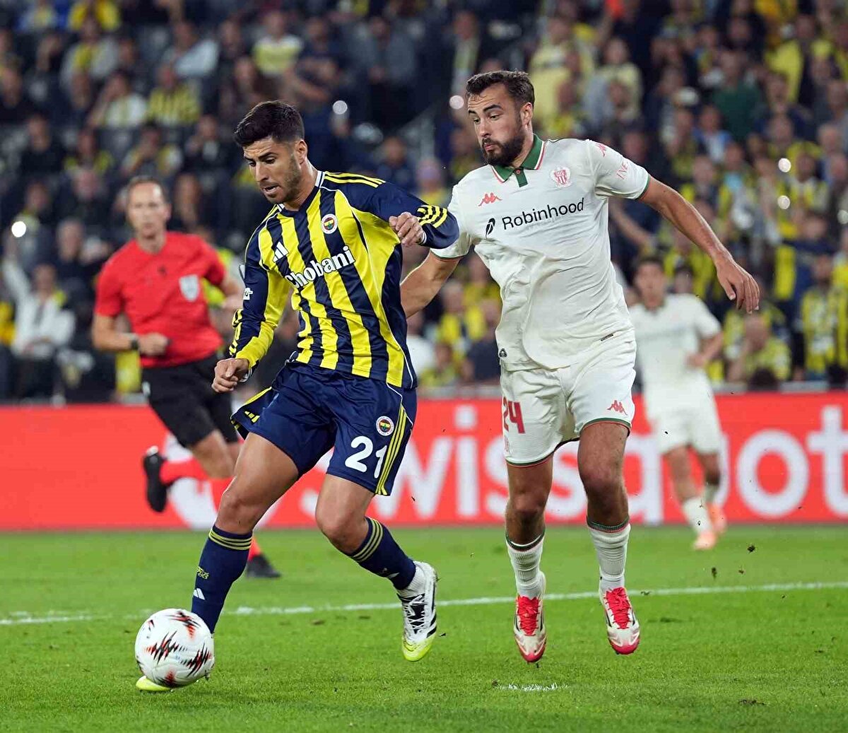 "KEREM'İN HIRSI VE ENERJİSİ MÜTHİŞTİ"<br><br>Mustafa Çulcu: Fenerbahçe hücum ağırlıklı kadro ile çıktığı maça önde, iştahlı ve baskılı başladı. Genellikle 3'lü savunmayla oynayan Nice bu maça 4'lü savunmayla başladı ama sürekli hata yaptılar. Savunmanın arkasına atılan her topta Fenerbahçe pozisyon buldu. Fenerbahçe savunması öne çıktığında ikinci topları hep kazandı ve baskıyı arttırdı. İsmail çıkana kadar çok çalıştı. Talisca ve Asensio rakip atakların şiddetini önde kırmakta zorlandı. Gecenin yıldızı Kerem'in hırsı, isteği ve enerjisi müthişti. Onu haksız yere eleştirenlere oyunu ve golleri ile tokat gibi cevap verdi. Nice özellikle ikinci yarıda elini kolunu sallaya sallaya pozisyon bulmaya başladı. Bu galibiyet ülke futbolu ve Fenerbahçe için çok değerli oldu. [Fotomaç]