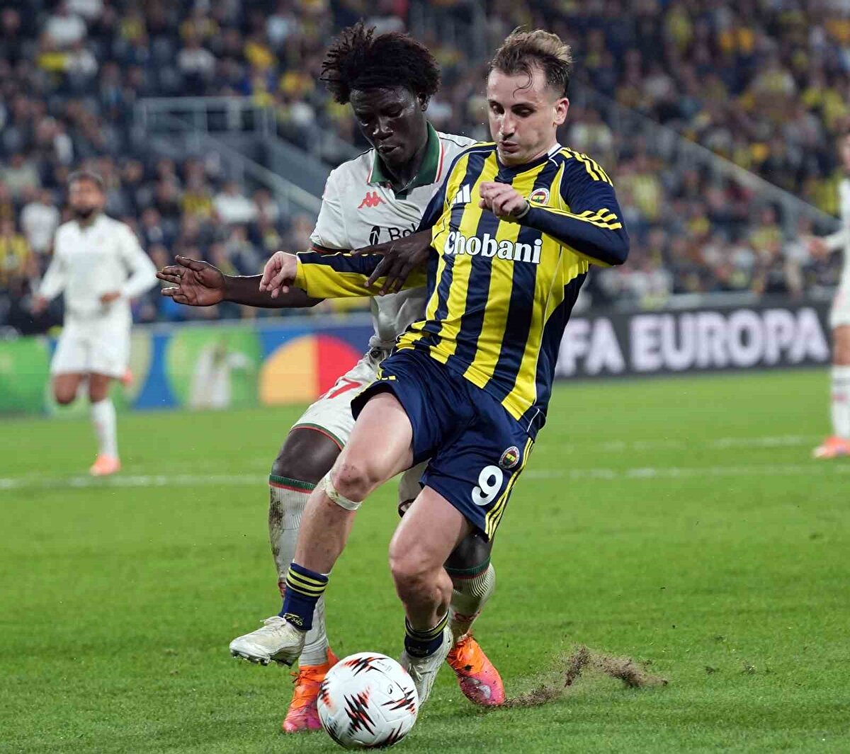 Ömer Üründül: Bana göre günümüz futbolunda yüksek kalitede de olsalar devamlılıkları ve pres özellikleri olmayan iki oyuncu birlikte orta sahada oynamaz (Talisca, Asensio). Bu yüzden İsmail çok ağır yükü başarıyla taşıdı ama canı çıktı. Takımın genel yapısı En-Nesyri'ye ters geliyor. Kerem Aktürk, sıfıra inip, orta yapan yapıda bir kanat forveti değil. Nene de çalışkan, istekli ama dağınık ve son hareketler yetersiz. Eğer rakipler bekleri de keserlerse En-Nesyri beslenemiyor. Konsantrasyonu bozulunca da o son pozisyonu harcadı. Tedesco, Oğuz'u sağ kanat için göz ardı etmemeli. Mutlaka iyi bir ön libero olan Alvarez'i güçlendirip, İsmail'le birlikte oynatmalı. Tedesco'nun bana göre yaptığı en doğru işlerden bir tanesi 1.5 senedir oynarmış gibi yapan, hiçbir katkı veremeyen medyanın olmazsa olmazı Fred'i ilk 11'den almasıydı. [Sabah]