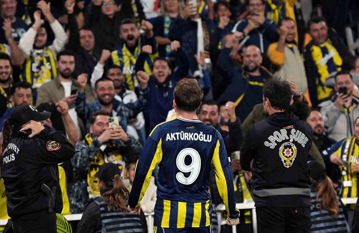 KEREM 2 GOLLE 3 PUANI GETİRDİ<br><br>Fenerbahçe'nin yeni yıldızı Kerem Aktürkoğlu, 3. ve 25. dakikalarda attığı 2 golle 3 puanı getirdi ve sarı-lacivertli takım rakibini 2-1 mağlup etti. 
