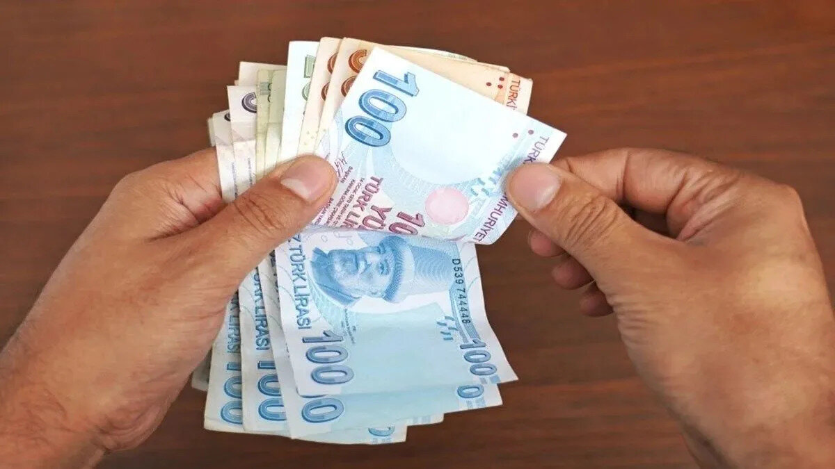 Memur ve memur emeklisinin enflasyon farkı ekim, kasım ve aralık ayı enflasyon rakamlarının da açıklanmasıyla kesinleşecek. 6 aylık enflasyon farkı toplu sözleşme zammına eklenerek ocak ayında maaşlara yansıyacak.