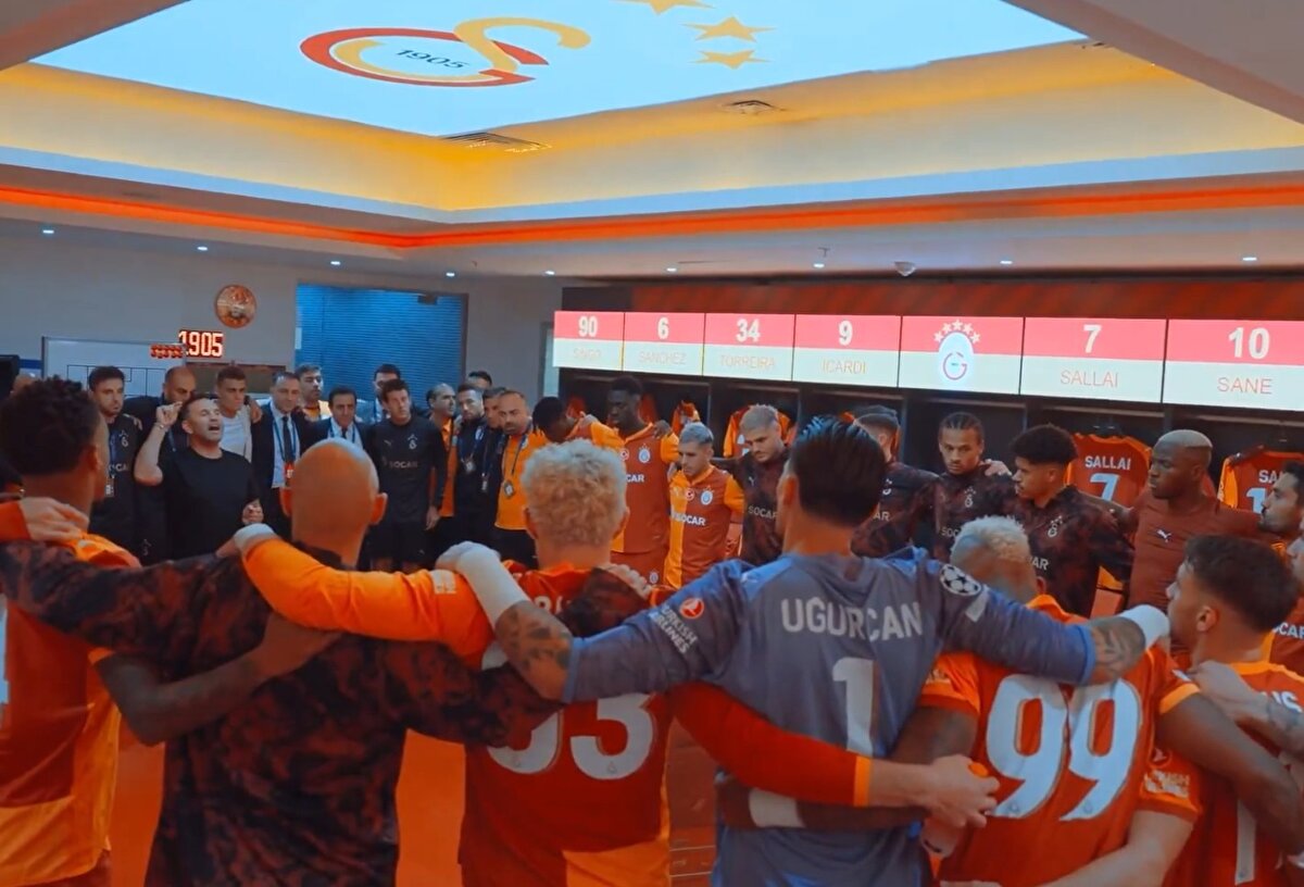 OKAN BURUK'TAN TAKIMA MOTİVASYON KONUŞMASI<br><br>Görüntülerde teknik direktör Okan Buruk'un da konuşma yaptığı görülüyor: "Belki bize inanmıyorlar, belki bize güvenmiyorlar. Ama bugün kendimizi onlara gösterme günü. Bugün o puanları geri alma günü. Bugün kazanma günü. Çıkın sahaya gösterin herkese." 