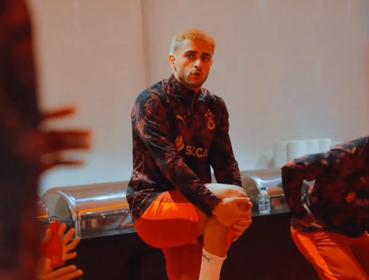 BARIŞ ALPER: "YENİLMEYECEK TAKIM DEĞİLLER"<br><br>Yayınlanan görüntülerde takım arkadaşlarını motive etmeye çalışan Barış Alper'in "Liverpool yenilmeyecek takım değil. Hepimiz çok iyi oyuncularız." dediği görüldü. 