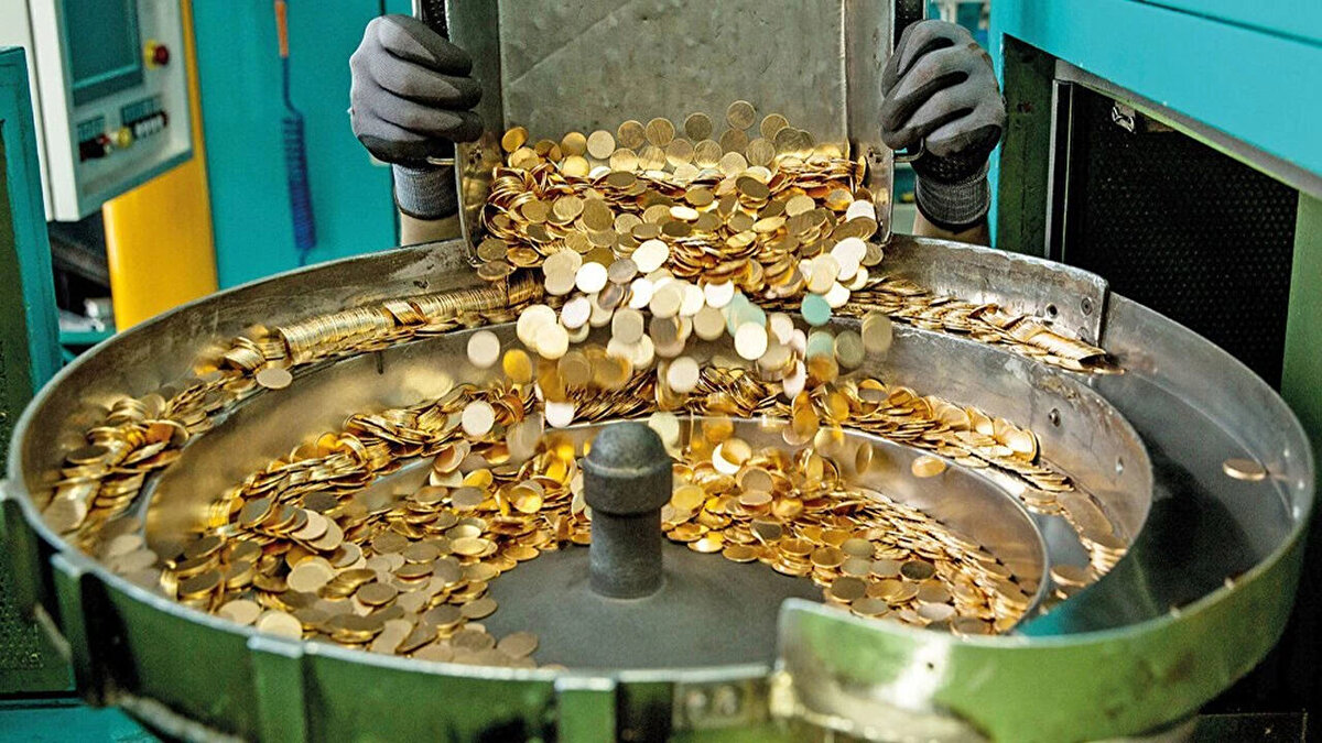 Memiş, piyasada Fed’in faiz indirimi, jeopolitik riskler ve merkez bankası talepleri gibi nedenlerin gösterildiğini; ancak bu yükselişin arkasında bunların tek başına yeterli olmadığını belirtti.<br><br>“3 haftada ons altında 330 dolarlık bir artış oldu. Teknik olarak bunun açıklaması yok. Ya büyük bir savaş hazırlığı var ya da organize bir satış operasyonu. Yani birileri yüksekten satıp, sonra ucuza toplamak istiyor olabilir” şeklinde konuştu.