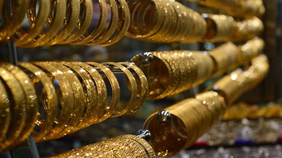 Altın ve gümüş piyasalarında son haftalarda fırtına etkisi yaratan yükselişler, yatırımcıların kafasını karıştırdı. Gram altın 9 ayda %75 artarken, ons altın da rekor seviyelere ulaştı. Altın ve Para Piyasaları Uzmanı İslam Memiş ise bu yükselişi sağlıksız buldu ve çarpıcı uyarılarda bulundu.<br><br>Memiş, gram altında yaşanan ani çıkışı “balon” olarak nitelendirerek, yatırımcıları dikkatli olmaya çağırdı. “Bu işin sonu savaş da çıksa, büyük bir soygun da olsa hayra alamet değil. Bu balonun altında çok kişi kalabilir” dedi.