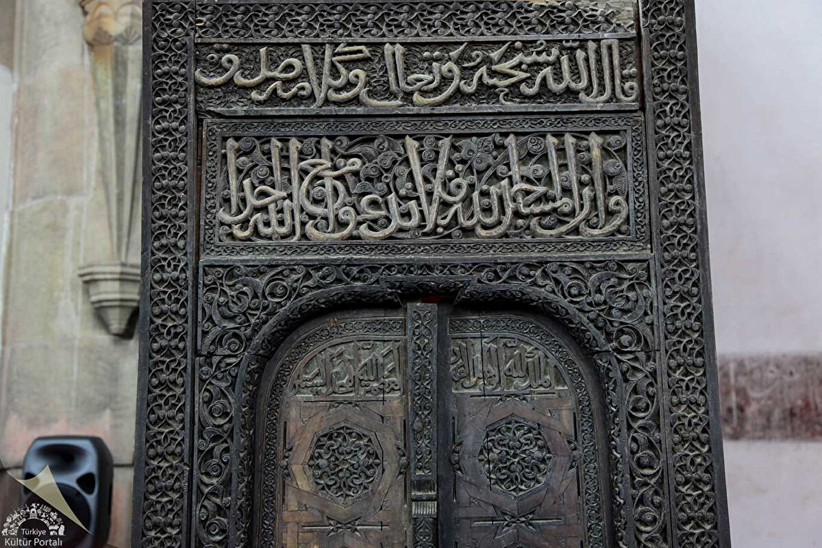 Kıymetli Müslümanlar!<br>Yaşanan bütün olumsuzluklara rağmen Gazze’de bir avuç mücahit Müslüman, tıpkı Medine’de olduğu gibi kazdıkları hendeklerde dünyada eşine az rastlanır bir kahramanlık mücadelesi vermektedir. Kur’an-ı Kerim’de,<br><br>“Birtakım insanlar onlara, ‘İnsanlar size karşı asker toplamışlar, onlardan korkun’ dediler de bu, onların imanlarını arttırdı ve ‘Allah bize yeter, O ne güzel vekildir!’ diye cevap verdiler.”[2] 