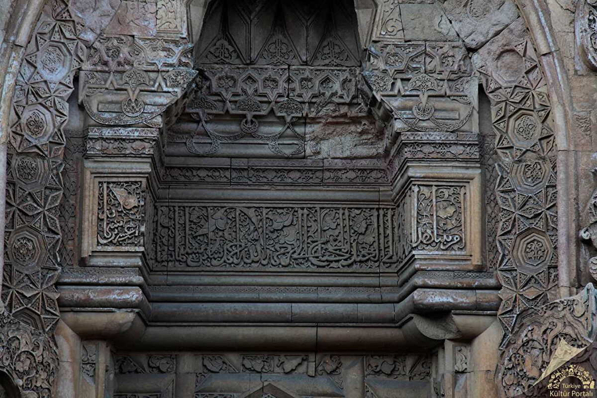 Aziz Müminler!<br>Günümüzde Hendek Savaşına benzer bir mücadele Gazze’de yaşanmaktadır. Dün, Allah Resûlü (s.a.s) ve ashabına zulmeden zalimler vardı. Bugün de dünyanın gözü önünde hiçbir hukuk tanımadan Gazze’de masum ve mazlumlara karşı soykırım uygulayan katiller var. Gazze’de camiler, mabetler, okullar ve hastaneler bombalanmakta; sadece bir şehir değil, bir medeniyet yok edilmeye çalışılmaktadır. Basın mensupları, yardım görevlileri ve sağlık çalışanları zalimce öldürülmektedir.<br>