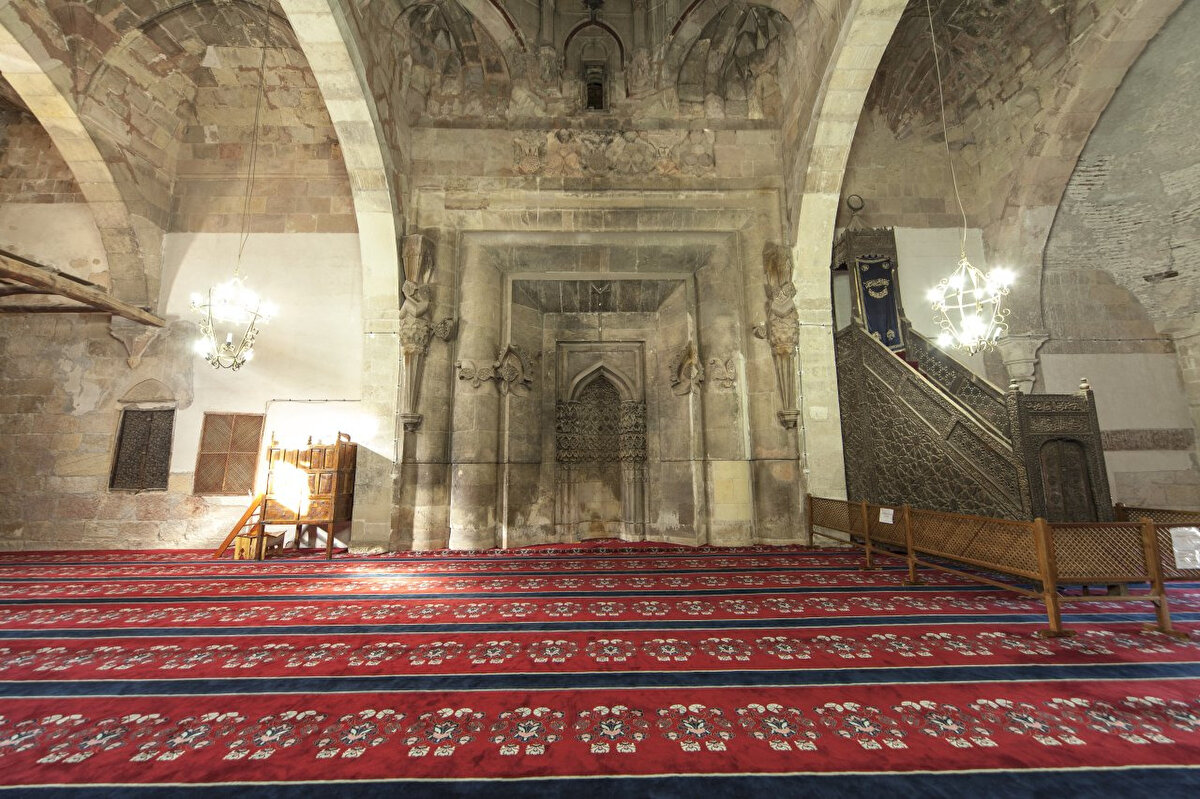 Muhterem Müslümanlar!<br>Hicretin beşinci yılıydı. Bedir’de bozguna uğrayan, Uhud’da istediklerine tam olarak ulaşamayan Mekkeli müşrikler, İslam’ı ortadan kaldırmak, Müslümanları yok etmek için Medine’ye büyük bir saldırı hazırlığı yapmışlardı. Durumu öğrenen Peygamber Efendimiz (s.a.s), ashabıyla istişare etti ve Medine çevresine hendek kazılmasına karar verildi. Müminler el birliğiyle hendeği kazarken büyük bir kayaya denk geldiler. Resûl-i Ekrem (s.a.s), bir yandan bu kayayı kırdı, diğer yandan da Kisrâ’nın, Rum diyarının ve San’a’nın fethedileceğini müjdeledi.[1] Zorlu bir mücadelenin ardından, Cenâb-ı Hakk’ın lütuf ve inayeti, inananların azim ve gayretiyle düşman bozguna uğradı.