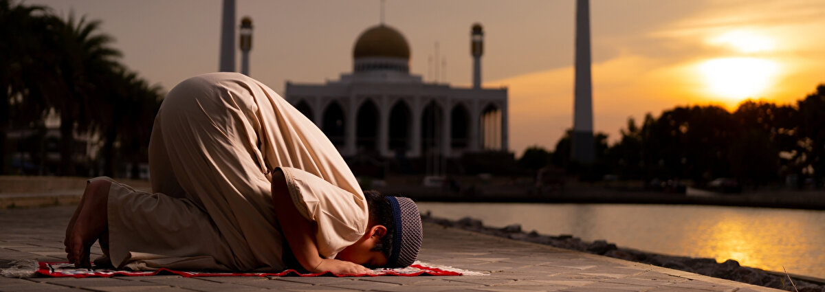 Öyleyse Aziz Müslümanlar!<br>Dün olduğu gibi bugün de haklının yanında yer almaya devam edelim. Mezhep ve meşrep ayrılıklarını bir tarafa bırakıp birlik ve beraberliğimizi güçlendirelim. Ümmet bilincini, din kardeşliğini pekiştirelim. Birliğimizi bozmak isteyenlere karşı uyanık olalım. Masumların yanında olduğumuzun nişanesi olan etkinliklere destek verelim. Unutmayalım ki, Gazze bütün insanlık için bir ahlak ve vicdan sınavıdır. İnsanlık ailesi olarak ya el ele, gönül gönüle verip bu sınavı kazanacağız ya da hepimiz kaybedeceğiz.