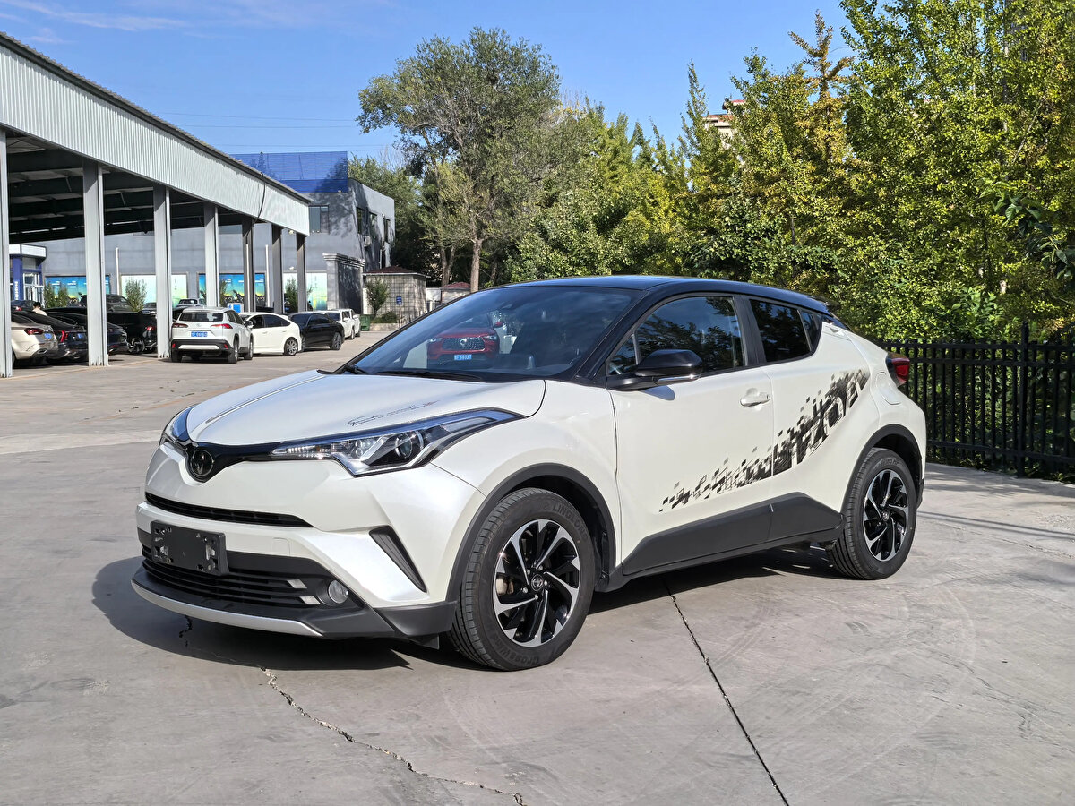 Toyota C-HR Hybrid<br><br><br>VersiyonTavsiye Edilen Hybrid'e Özel<br>ÖTV Oranı ile FiyatlarTavsiye Edilen Ekim<br>Ayına Özel Sınırlı<br>Sayıda Kampanyalı Fiyatlar*<br>1.8 Hybrid Flame e-CVT**2.148.500 TL1.995.000 TL<br>1.8 Hybrid Passion e-CVT2.360.500 TL2.289.000 TL<br>1.8 Hybrid Passion X-Sport e-CVT2.436.000 TL<br>1.8 Hybrid Passion X-Style e-CVT2.714.000 TL2.559.000 TL<br>1.8 Hybrid GR Sport e-CVT2.755.000 TL2.562.000 TL<br>Tavsiye Edilen Hybrid'e Özel<br>ÖTV Oranı ile FiyatlarTavsiye Edilen Ekim<br>Ayına Özel Sınırlı<br>Sayıda Kampanyalı Fiyatlar*<br>%70 ÖTV'li versiyonlarda Metalik ve Sedefli Metalik Renk Farkları17.000 TL17.000 TLYaris Hybrid<br>