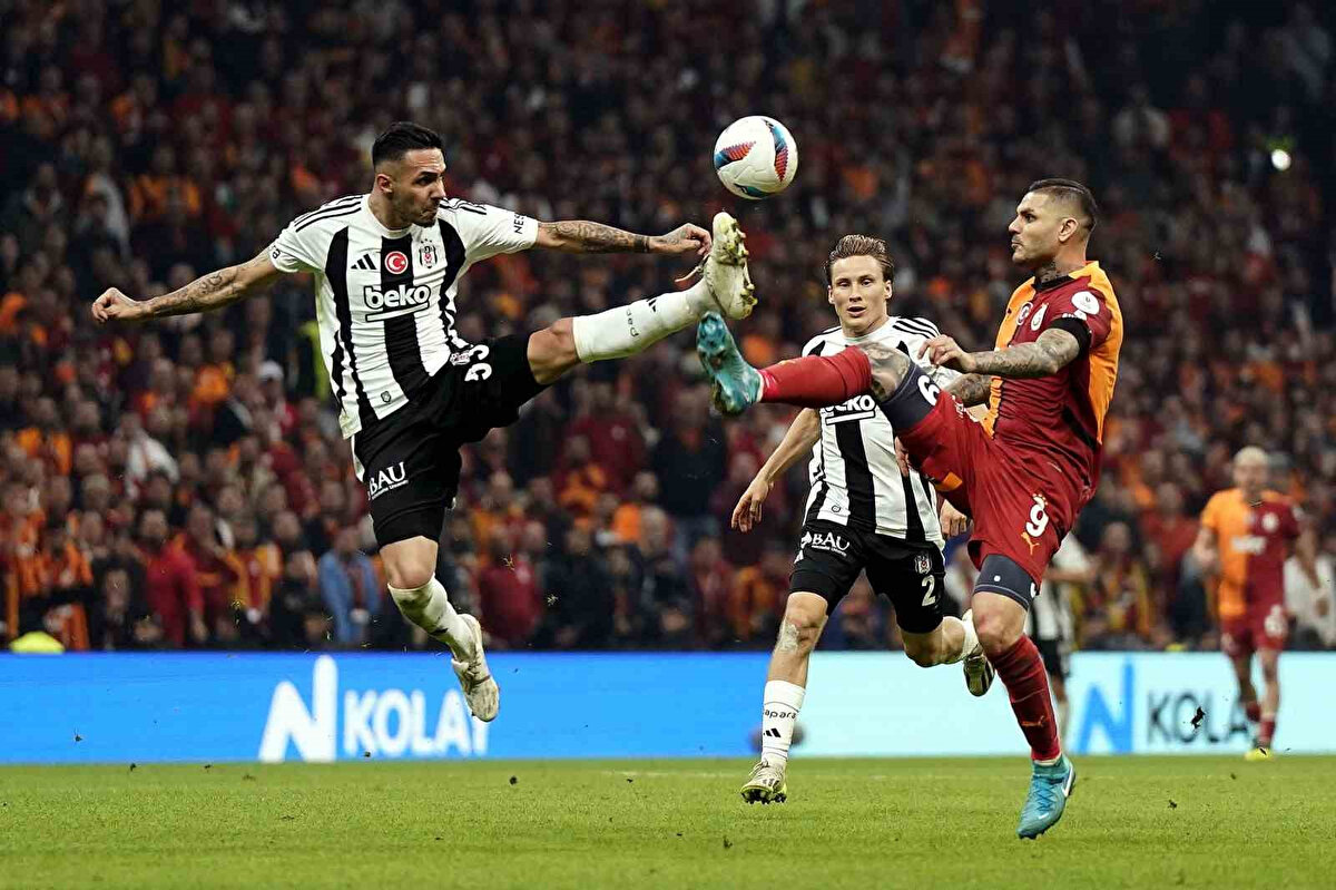 Galatasaray - Beşiktaş Rekabetinde Tarihi Farklı Skorlar<br><br>Galatasaray ile Beşiktaş arasındaki ezeli rekabet, yıllar içinde unutulmaz sonuçlara sahne oldu. İki takım arasındaki en farklı skor 30 Haziran 1940’ta Milli Küme’de oynanan maçta kaydedildi. Galatasaray o karşılaşmada Beşiktaş’ı 9-2 mağlup ederek derbi tarihine geçti. Sarı-kırmızılılar ayrıca 18 Temmuz 1997’de TSYD Kupası’nda 6-0, 31 Temmuz 1925’te 6-2, 10 Kasım 1943 ve 6 Ağustos 1975’te 5-1, 10 Ağustos 1977’de ise 4-0’lık skorlarla sahadan galibiyetle ayrıldı.<br><br>Beşiktaş’ın Galatasaray karşısında aldığı en farklı galibiyetler ise 17 Mart 1933, 29 Aralık 1940 ve 3 Ağustos 2024’te geldi. Siyah-beyazlılar bu maçlarda rakibini 5-0’lık skorlarla mağlup etmeyi başardı. Ayrıca 14 Kasım 1945 ve 28 Mart 1948’de de Galatasaray’ı 5-1 yenerek farklı zaferlere imza attı.<br><br>Son olarak Beşiktaş, geçtiğimiz sezon başında oynanan Turkcell Süper Kupa mücadelesinde Galatasaray’ı 5-0 mağlup ederek rekabet tarihine bir kez daha damga vurdu.
