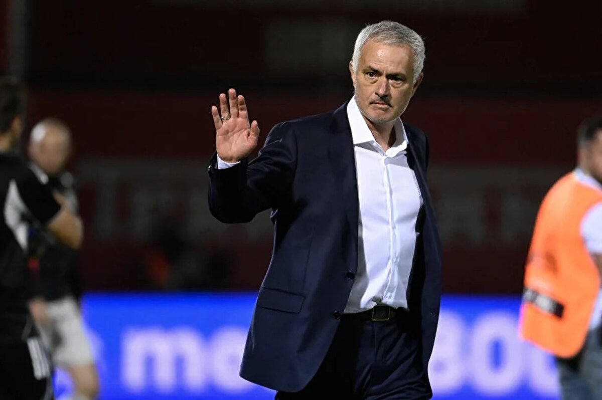 Portekiz basınında yer alan haberlerde Benfica'nın derbi için planladığı programa göre hareket ettiği ve Jose Mourinho'nun karşılaşma öncesindeki basın toplantısına katılacağı belirtildi.<br><br>