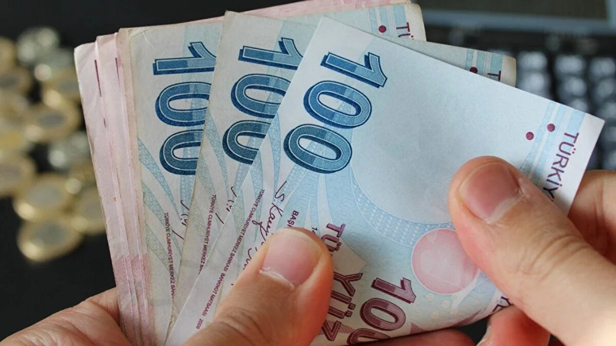 Emekli Promosyon Yarışı Büyüyor: Bankalar Ekim 2025 İçin Güncel Rakamları Açıkladı<br><br>Emeklilerin gözü bankaların açıkladığı promosyon kampanyalarına çevrildi. Kamu ve özel bankalar, maaşlarını kendilerine taşıyacak milyonlarca emekliyi çekebilmek için adeta yarışa girdi. Ekim 2025 itibarıyla Ziraat Bankası, Vakıfbank, Halkbank, İş Bankası, Garanti BBVA, Yapı Kredi, Akbank, ING, QNB Finansbank, TEB ve Türkiye Finans gibi bankalar yeni promosyon tutarlarını duyurdu.<br><br>SSK, Bağ-Kur ve Emekli Sandığı emeklileri, maaşlarını hangi bankaya taşıyacaklarına karar vermeden önce “En yüksek promosyonu hangi banka veriyor?” sorusuna yanıt arıyor.