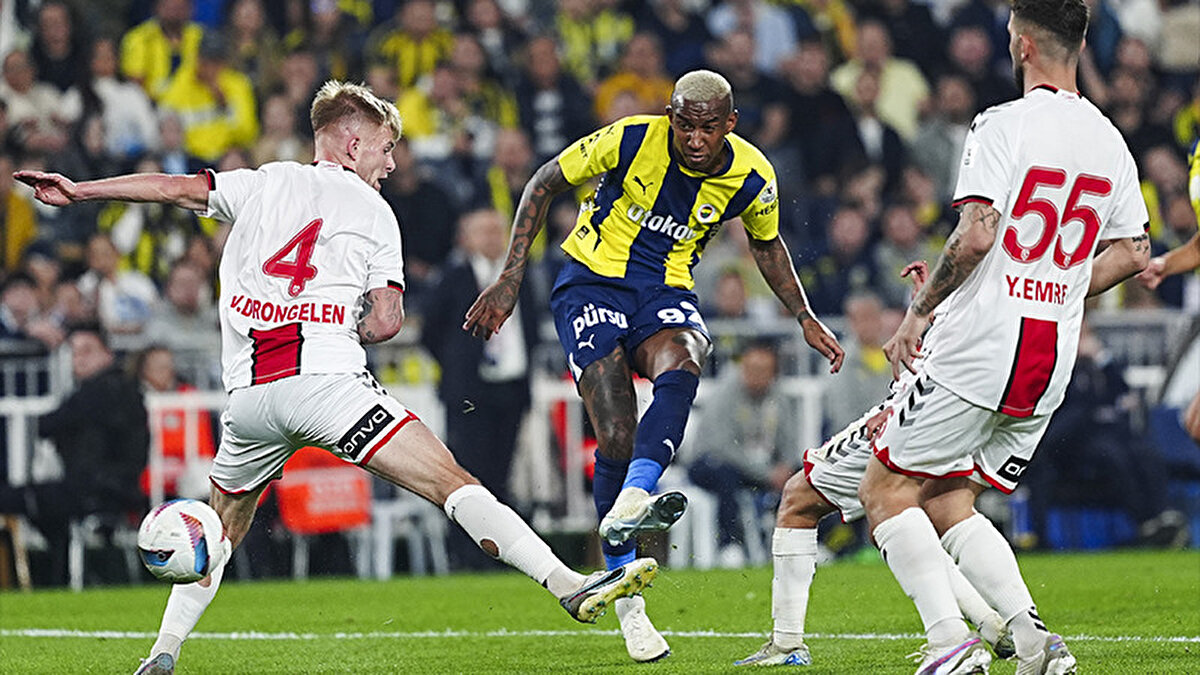 Samsun Yeni 19 Mayıs Stadı'nda saat 20.00'de başlayacak müsabakayı hakem Halil Umut Meler yönetecek.<br><br>Ligde geride kalan 7 müsabakada 4 galibiyet ve 3 beraberlik yaşayan Fenerbahçe'nin 15 puanı bulunuyor.