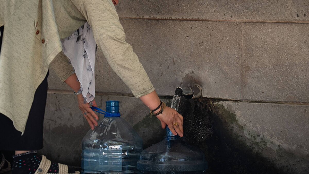 Kent genelindeki su kesintilerinden etkilenen Mamak'taki vatandaşlar, su ihtiyacını ilçede bulunan kaynak suyu çeşmelerinden gidermeye çalışıyor.<br><br>Su kesintisinden etkilenen İbrahim Dolaman, "Buradan üç beş kova su alıp gideceğiz. İhtiyacımızı karşılamıyor elbette, sadece çocukların lavabo ihtiyacını karşılıyor. Yetkililerden ricam, bu işe bir an önce çözüm bulsunlar." dedi.
