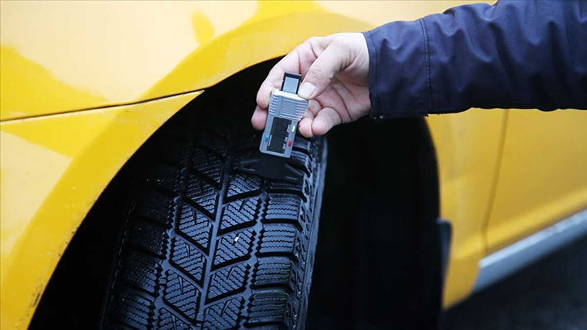 Resmi Gazete’de yayımlanan karara göre, kış lastiği takma zorunluluğu artık 1 Aralık yerine 15 Kasım’da başlayacak ve 15 Nisan’a kadar devam edecek.