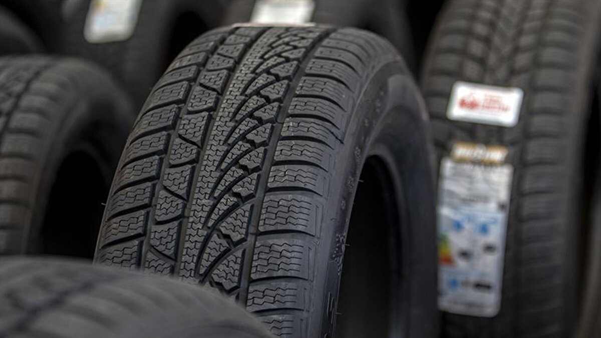 Yeni uygulamayla birlikte sürücülerin, hava sıcaklıklarının düşmeye başladığı kasım ayı ortasından itibaren araçlarında kış lastiği bulundurması zorunlu hale geldi.