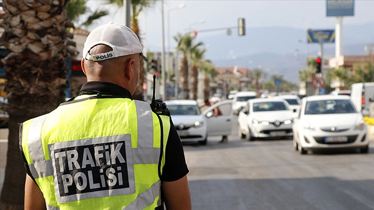 Trafikte tehlike oluşturan ve makas atan sürücülere verilen 9 bin 267 liralık ceza, yeni teklifle 90 bin liraya çıkarılacak. Bu kişilerin araçları 60 gün trafikten men edilecek, sürücü belgeleri de 60 gün süreyle geri alınacak.