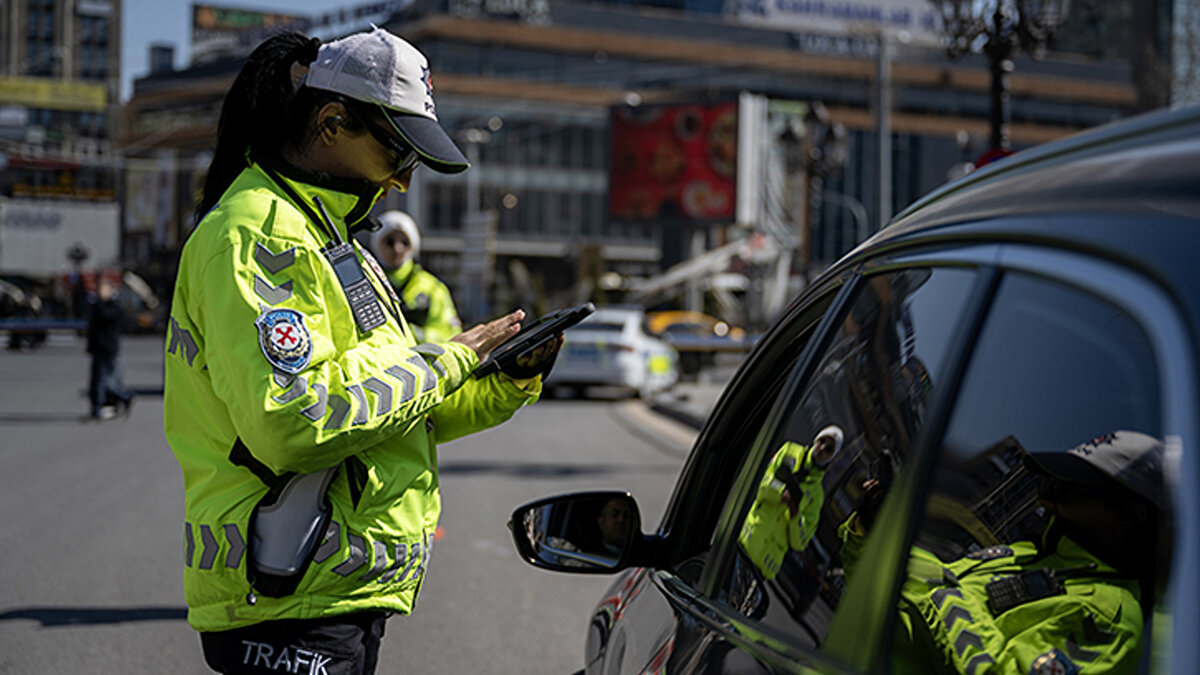 Düzenleme kapsamında hız sınırını aşan, cep telefonu kullanan, kırmızı ışıkta geçen ve alkollü araç kullanan sürücüler için cezalar ciddi şekilde artırılacak.