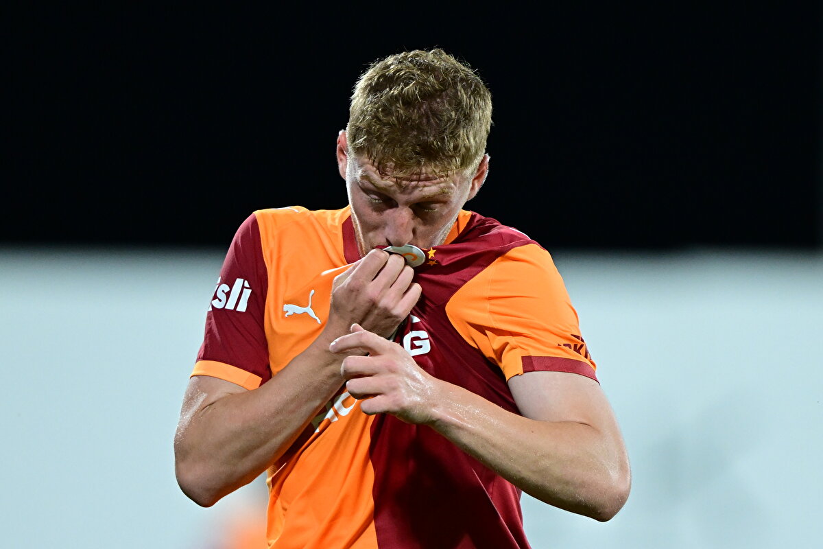 Galatasaray taraftarları, ortaya çıkan bu retweet sonrası yayıncı kuruluşu protesto eden tweetler attı.