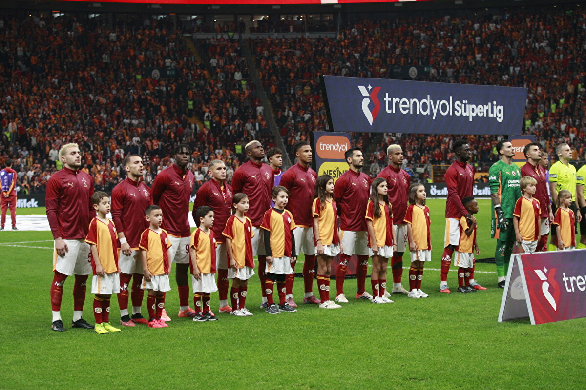 Singo'nun yerine Roland Sallai oyuna dahil oldu. Takım arkadaşları Singo'nun yanına giderek moral verdi. 