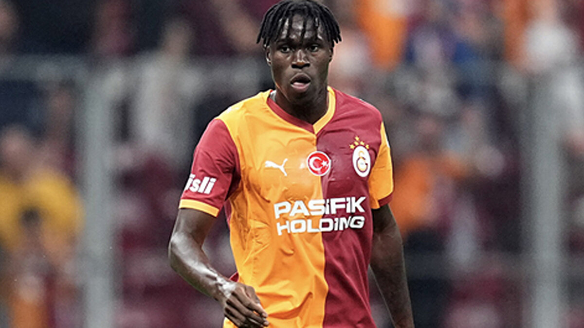 GALATASARAY'DAN SINGO ŞOKU<br><br>Galatasaray'ın sağ bek yıldızı Wilfred Singo, bir pozisyondan sonra arka adalesini tuttu. 