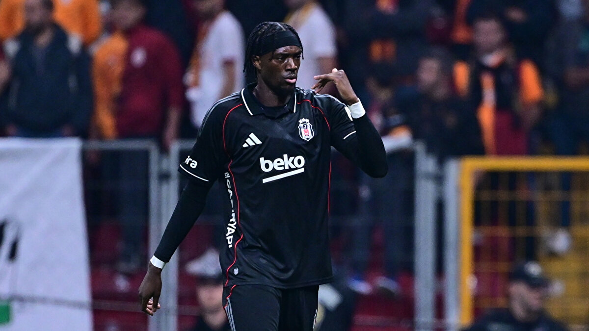 ABRAHAM GOL PERDESİNİ AÇTI<br><br>Beşiktaş'ın İngiliz golcüsü Tammy Abraham, derbide gol perdesini açtı Beşiktaş'ı 1-0 öne geçirdi. 