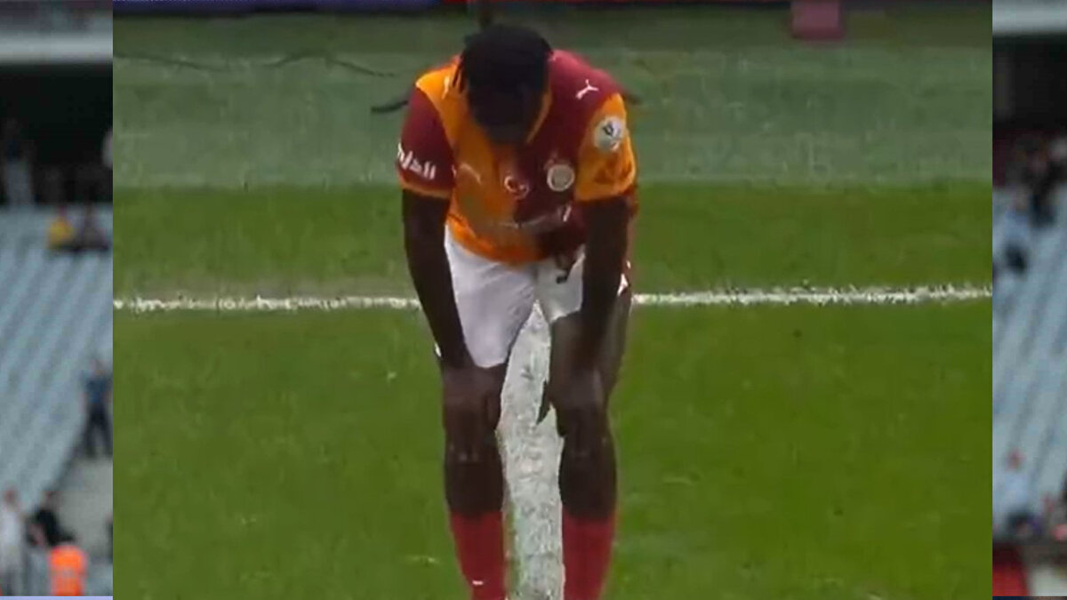 Sağ kanatta topa doğru koşu yapan Singo, arka adalesinde ağrı hissetti. Kendisini deneyen oyuncu 3 dakika sonra oyuna devam edemedi. 