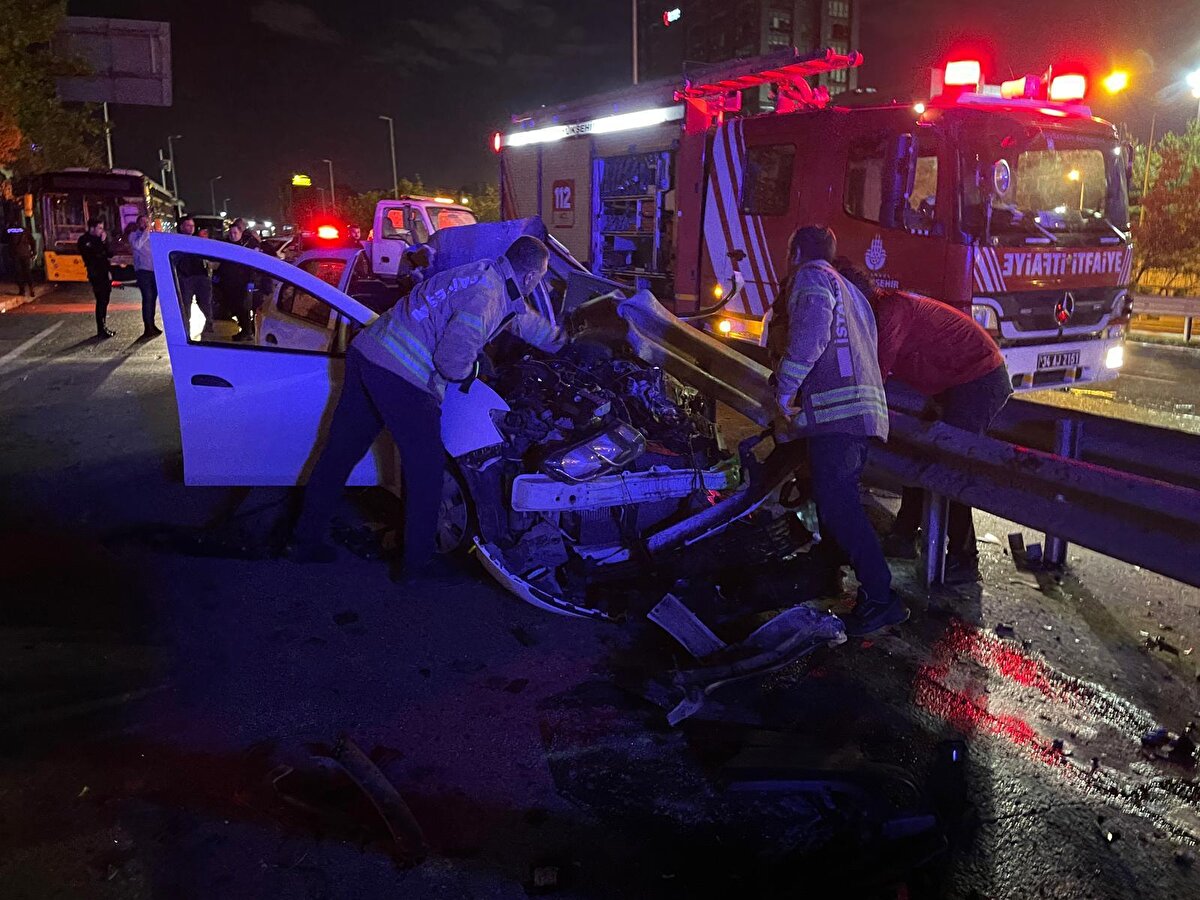 Alper Akmeşe idaresindeki 34 ND 5919 plakalı otomobil, Elmalıkent Mahallesi Şile Otoyolu'nda kontrolden çıkarak bariyerlere saplandı.