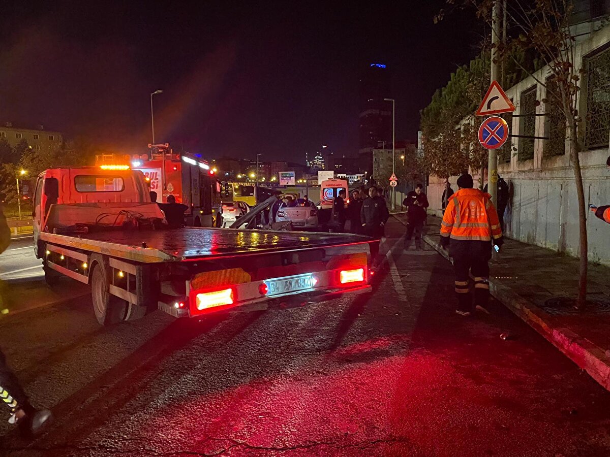 Otomobilin ön camından girip arkasından çıkan bariyerler nedeniyle araç içerisinde sıkışan sürücü ve yanındaki Oğuzhan Yalçın, ekiplerin çalışması sonucu bulundukları yerden çıkarıldı.