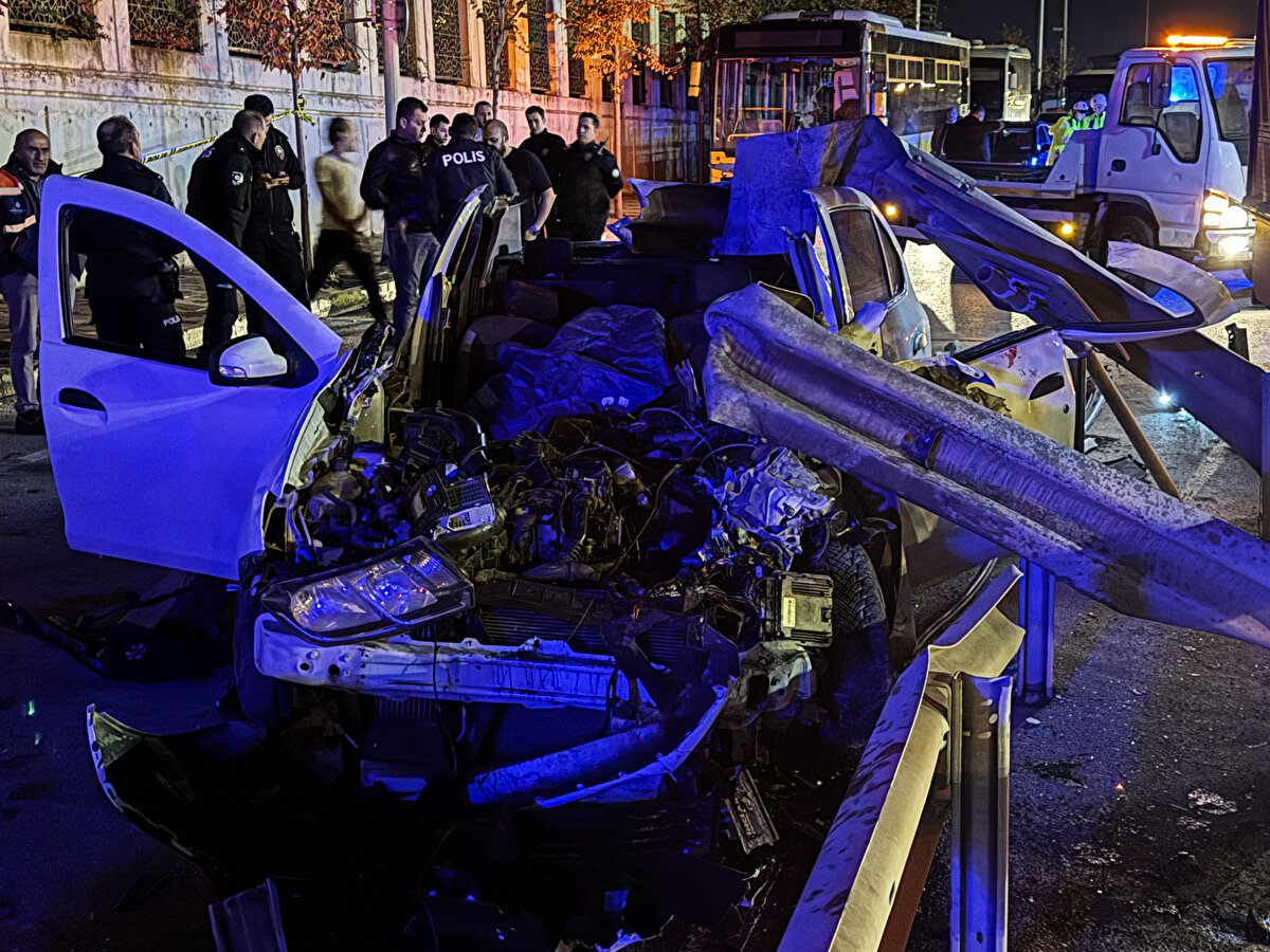 Ümraniye'de kontrolden çıkarak bariyerlere saplanan otomobildeki 1 kişi öldü, 1 kişi ağır yaralandı.