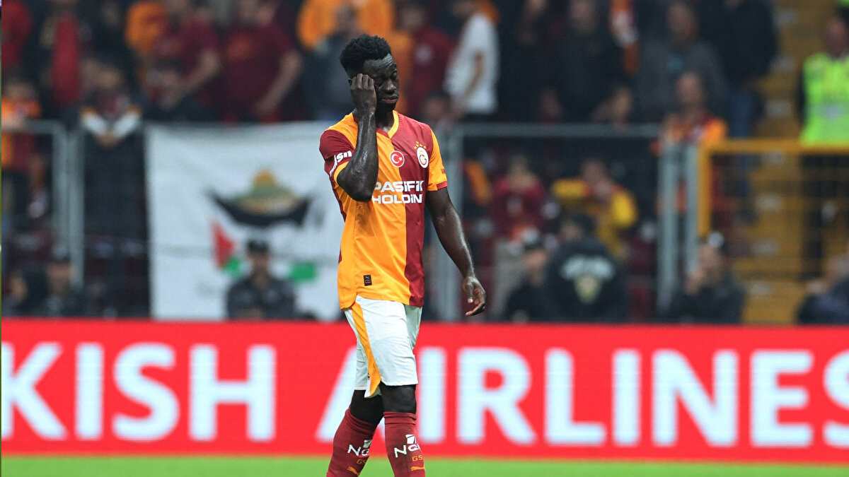 GALATASARAY 10 KİŞİ KALDI<br><br>Galatasaray'ın yıldız oyuncusu Davinson Sanchez, 34. dakikada son adam olan Rafa Silva'ya yaptığı faul nedeniyle kırmızı kart gördü ve takımını 10 kişi bıraktı. 