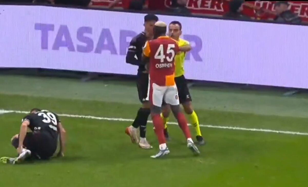 AHMET ÇAKAR'DAN OLAY YORUM<br><br>Vole Sportz'a pozisyonu yorumlayan Ahmet Çakar, bu pozisyonda sarı kart gören Osimhen'in kırmızı kart görmesi gerektiğini vurguladı. Çakar, “Osimhen’i rakibinin boğazını sıktığı pozisyon net kırmızı kart. Galatasaray, 9 kişi kalmalıydı” yorumunu yaptı. 