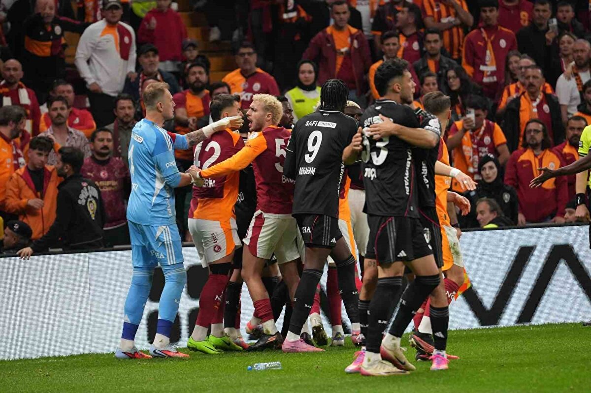 DERBİDE ORTALIK KARIŞTI<br><br>Maçın 39. dakikasında saha bir anda karıştı. Beşiktaşlı oyuncularla mücadeleye giren Osimhen yerde kaldı. 