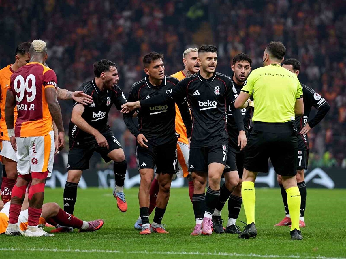 "BEŞİKTAŞ ELİYLE 2 PUANI HEDİYE ETTİ"<br><br>Sinan Engin, Beşktaş'ın puan kaybı için de "Galatasaray hücum presini en iyi şekilde uygulayan takım. Ndidi'ye bir hata bulamıyorum, alıp dönmek istedi. Beşiktaş eliyle hem golü hem de 2 puanı hediye etti." dedi. 