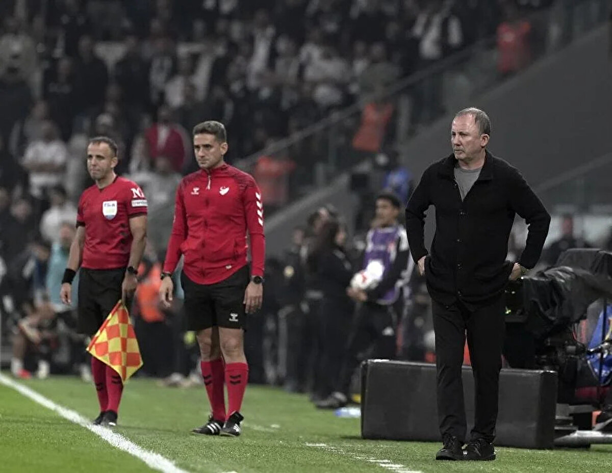 GALATASARAY'A KARŞI PERFORMANSI<br>Beşiktaş'ın başında Galatasaray ile ligde 4 maç yapan Sergen Yalçın, bu maçlarda 2 galibiyet ve birer mağlubiyet ile beraberlik yaşadı. Siyah beyazlılar, söz konusu maçlarda 5 kez fileleri havalandırırken 4 golü kalesinde gördü.<br><br>
