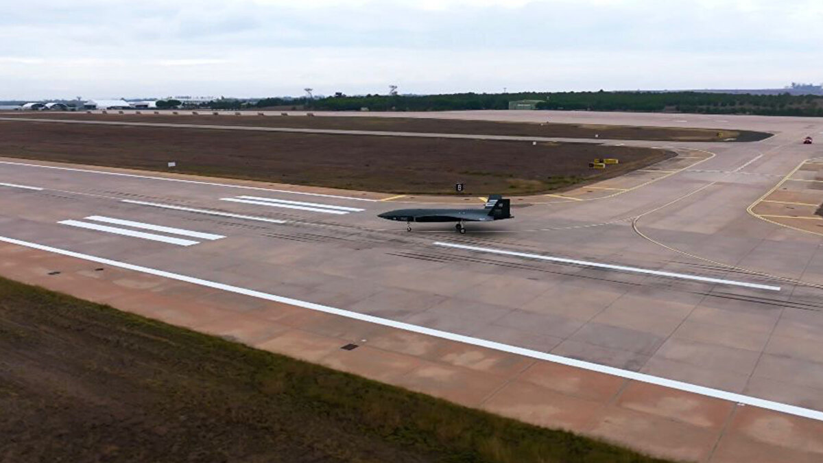 Baykar'ın geliştirdiği insansız savaş uçağı KIZILELMA, test sürecine devam ediyor. Baykar'ın sosyal medya hesabından yapılan paylaşımda, "projenin üçüncü prototipi olan PT-5 bu kez AB kalkışlı aerodinamik sistem tanımlama testini başarıyla tamamladı. Ayrıca uçuş testi, Bayraktar AKINCI insansız hava aracıyla takip edildi" denildi.