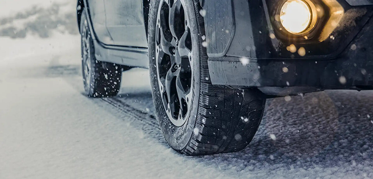 ZORUNLU KIŞ LASTİĞİ UYGULAMASI NE ZAMAN BAŞLIYOR?<br><br>Her yıl Aralık ayında başlayan süreç bu sene 15 Kasım 2025 tarihinde başlayacak ve 15 Nisan 2026 tarihine kadar sürecek. Böylece kış lastiği uygulaması 4 aydan 5 aya çıkarılmış oldu.