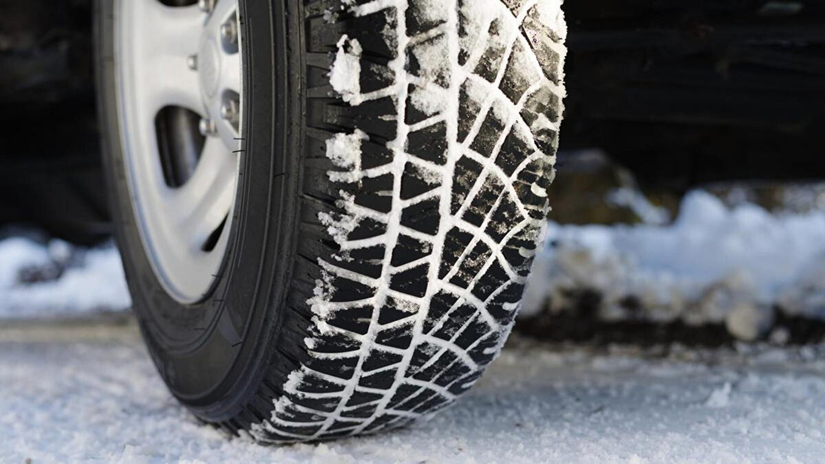 KIŞ LASTİĞİ ZORUNLULUĞU HANGİ ARAÇLARI KAPSAR?<br><br>Resmî Gazete’de yayımlanan bilgilere göre; kamyon, çekici, tanker ve otobüs türü araçların tahrikli dingilleri üzerindeki tüm lastiklerinin; kamyonet, minibüs ve otomobillerin tüm lastiklerinin; ayrıca seyir esnasında değiştirilmek zorunda kalınan lastiklerin yerine takılacak lastiklerin kış lastiği olması zorunludur.